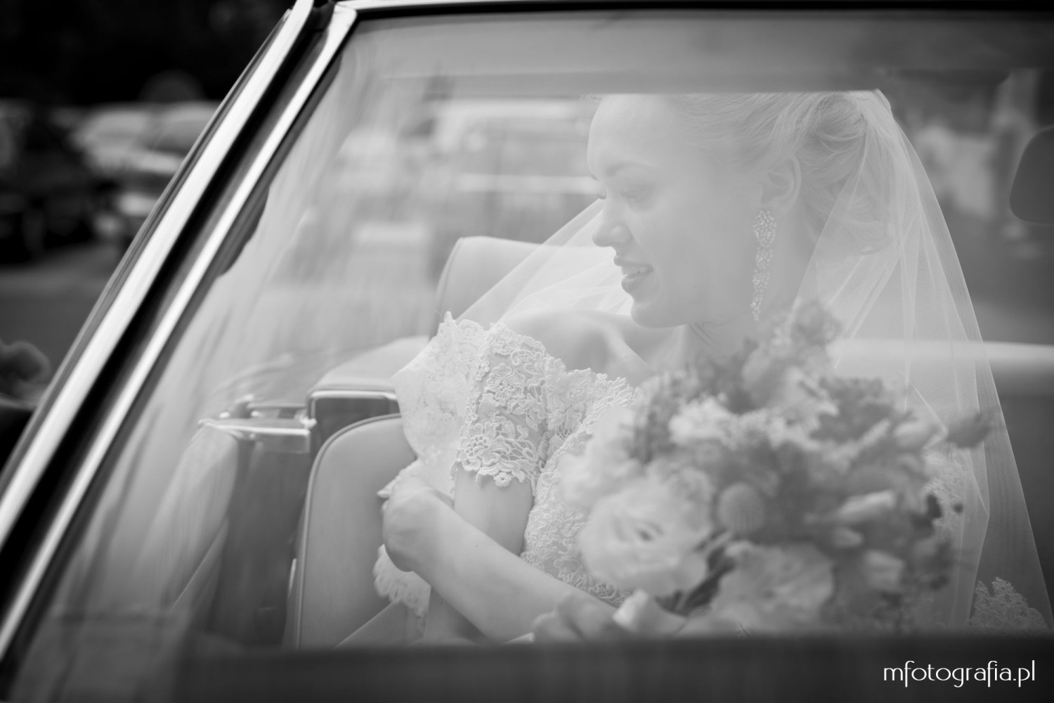 zdjęcie ślubne Panny młodej w aucie